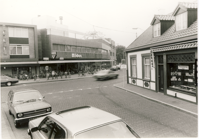 578178 Zicht op winkelcentrum Midas vanuit de Kleine Marktstraat, rechts de winkel van Patesserie Hoes, 1980