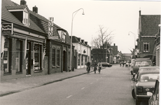 578183 Burgemeester Wijnenstraat, met vooraan links de fotozaak van Peter van Schalen en het witte gebouw is Expert. , 1980