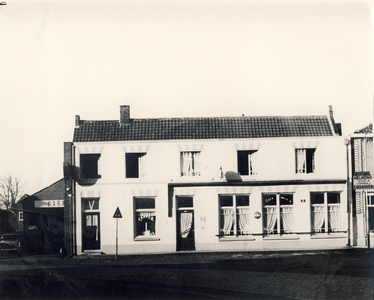 578194 De kapperszaak van P.H. Manders, met rechts een café en links een garagebedrijf.