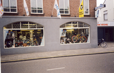 578256 Etalage van Fietswinkel Van Veghel, 1990