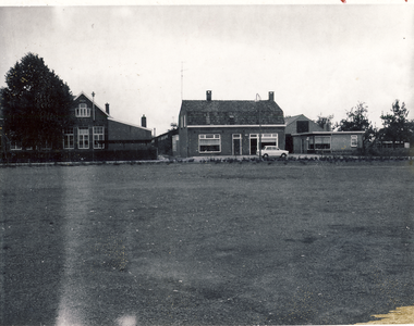 578261 Twee onder een kap aan het Vorstermansplein, met links de oude lagere school, 8-6-1967