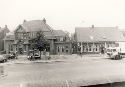 578287 Markt, gezien vanaf het bordes van het gemeentehuis. Links het postkantoor en rechts café Jan van Hoek, 1980