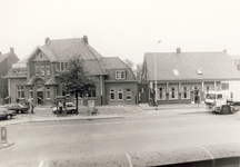 578287 Markt, gezien vanaf het bordes van het gemeentehuis. Links het postkantoor en rechts café Jan van Hoek, 1980