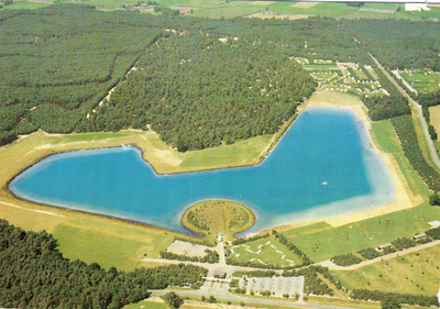 578310 Luchtfoto van Strandbad-Camping Oostappen, rechts de Kranenvenweg en onderaan de Beekstraat, 1970