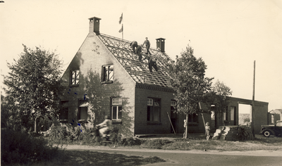 578311 Het repareren van een dak van het huis Antoniusstraat 12, 1947