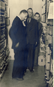 578363 De officiële opening van de automatische telefooncentrale door burgemeester A. Ploegmakers (vooraan), 6-11-1951