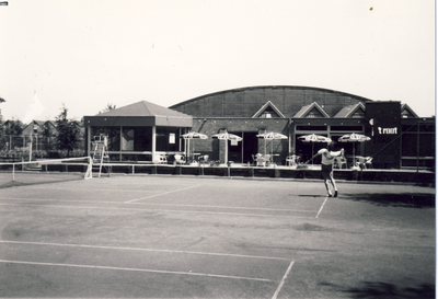 578365 Tennisbanen van 't Root met op de achtergrond de tennishal, 1975-1985