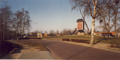 578376 Molenstraat met Standerdmolen De Oostenwind, 1983