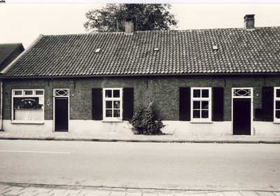 578457 Voormalige kruidenierswinkel (links) en woning aan de Wolfsberg 24-26, 1980-1990