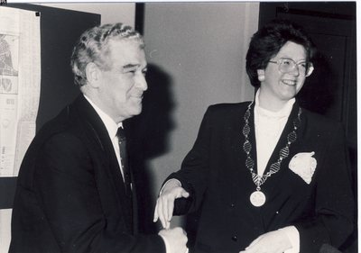 578616 Wethouder Jan Jansen feliciteert burgemeester Hendrickx-Vlaar bij haar installatie in 1989, 1989