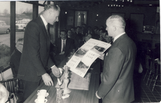 578627 Burgemeester Rutten ontvangt foto's ter gelegenheid van de opening van de kantine van voetbalvereniging NWC, 1970
