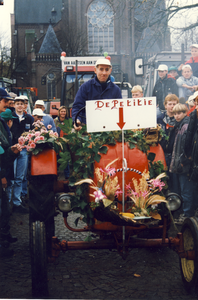 578628 Martien Klaus op een tractor bij het boerenprotest in het centrum van Asten, met de kerk Maria Presentatie op de ...
