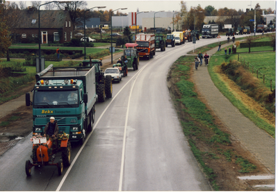 578629 Een kolonne tractoren, auto's en vrachtwagens bij het boerenprotest op de Ommelseweg, 1995