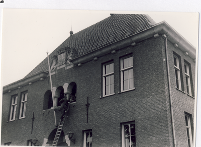 578635 Op de ladder naar het balkon van het gemeentehuis, 9-7-1958