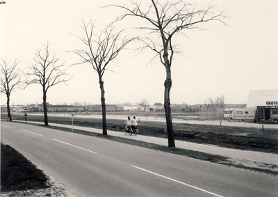 578670 Industrieterrein tweede gedeelte Ommelseweg met rechts op de foto bedrijf Vinkencaravans, 1987