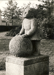 578687 Beeld van Josefientje nabij kleuterschool St. Theresia aan de Molenstraat, 1960-1970