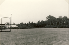 578694 Sportcomplex aan de Kluisstraat, met op de achtergrond gemeenschapshuis De Kluis, 1970-1980