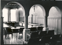 578709 Lege raadszaal in het gemeentehuis, 1980-1990