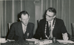 578711 Graard Geboers 40 jaar ambtenaar bij de gemeente Asten, op de foto met burgemeeste Ploegmakers, 3-5-1959