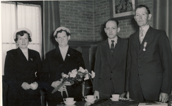 578713 Graard Geboers 40 jaar ambtenaar bij de gemeente Asten, op de foto met familieleden, 3-5-1959