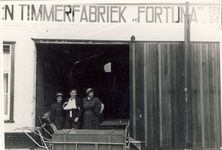 578742 Oefening van de BB (Bescherming Bevolking) in de timmerfabriek van Fortuna, 1950-1960