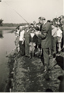 578768 Burgemeester Rutten gaat vissen, 2-10-1971
