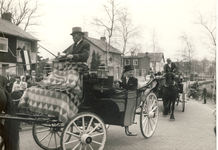 578818 Inhuldiging Burgemeester Rutten, op weg naar gemeentehuis, ter hoogte van Zonnehof, met Meester Spoor (man met ...