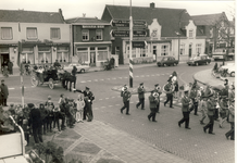 578819 Inhuldiging Burgemeester Rutten, aankomst bij het gemeentehuis, voorgegaan door harmonie Cecilia, het publiek ...