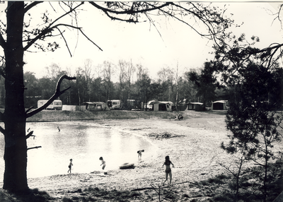 578825 Strandbad Oostappen en camping, met zicht op de zwemplas, 1970-1975