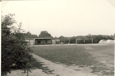 578827 Het kantinegebouw en voetbalveld op Strandbad Oostappen, 1970-1975