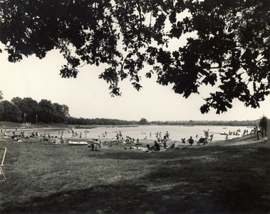 578829 Strandbad Oostappen met zicht op de zwemplas, 1970-1975