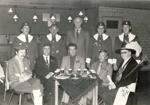 578838 Gilde St. Joris met burgemeester Rutten achter een tafel vol glazen bier, 1970-1980