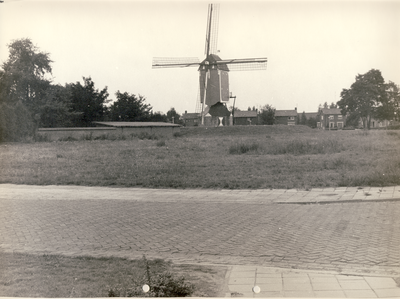578872 Standaard Molen de Oostenwind, met achteraan enkele huizen aan de Hofstraat, 1960-1980