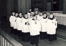 578873 Misdienaars bij de doop in de paasnacht, in de Maria Presentatiekerk, 1950-1960