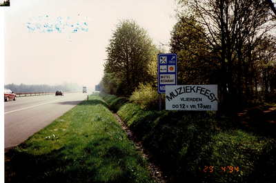 578890 A67 terhoogte van afslag Asten-Helmond en naar hotel Nobis en met een reclamebord voor het muziekfeest Vlierden ...