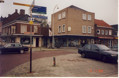 579144 Links Snackbar de Markt en rechts het VVV kantoor aan de Burgemeester Wijnenstraat, 18-11-1998