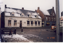 579145 Astense Assurantiën en het Wapen van Asten aan de Burgemeester Wijnenstraat, 16-12-1999