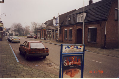 579146 In het midden Fotozaak Peter van Schalen aan de Burgemeester Wijnenstraat, 18-11-1998