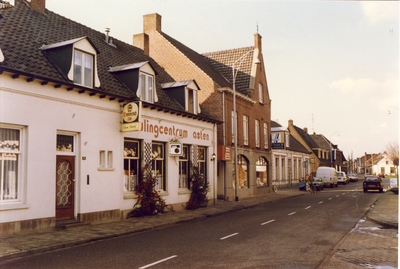 579157 Burgemeester Wijnenstraat, met links Bowlingcentrum Asten, daarnaast de fietsenzaak van Van Veghel, 2-1990