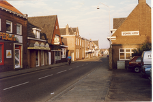 579160 Burgemeester Wijnenstraat, met rechts Stomerij en links winkel Doremi, 1990