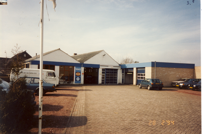 579182 Garagebedrijf van Geffen aan de Burgemeester Wijnenstraat 74, gezien vanaf de achterzijde aan de Molenweg, 28-2-1994