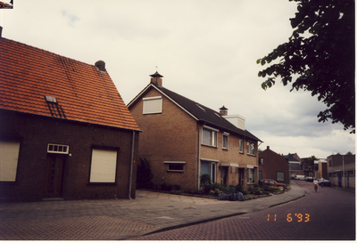579410 Driehoekstraat met links woonhuizen en rechts klokkengieterij Eysbouts, 11-6-1993