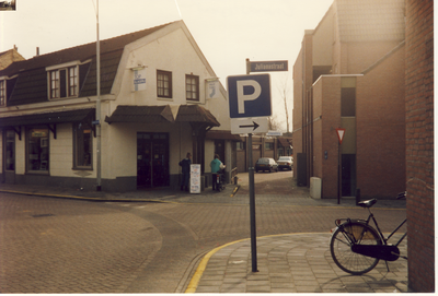 579457 Slagerij Mikkers op de hoek van Emmastraat en Julianastraat, 1988