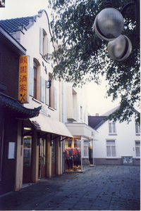 579458 Stukje Emmastraat met links een Chinees restaurant, 1990