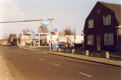 579464 Emmastraat met rechts houthandel Vlemmix en daarna tankstation Aral, februari 1990