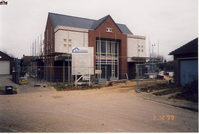 579489 Nieuwbouw aan de Frits de Bruijnstraat, op hoek met Langstraat, 3-12-1999