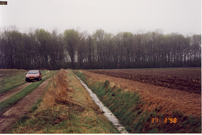 579498 Landschap met auto, sloot en bomen aan de Gevlochtsebaan, 31-3-1998