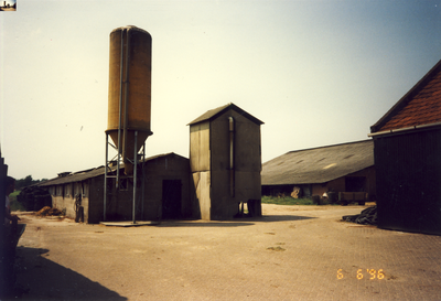 579515 Voedersilo op boerenerf aan de Gezandebaan, 6-6-1996