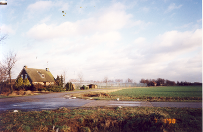 579544 Tuinbouwbedrijf aan de Gruttoweg 17a, gezien vanaf de Meerkoetweg, 7-1-1998