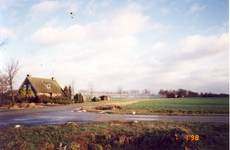 579544 Tuinbouwbedrijf aan de Gruttoweg 17a, gezien vanaf de Meerkoetweg, 7-1-1998